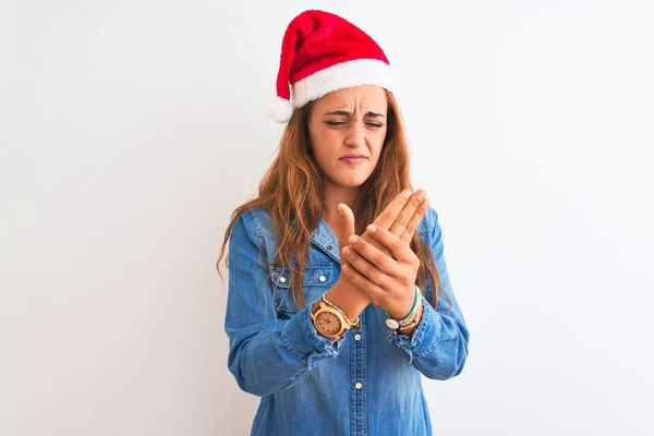 Jeune Belle Femme Rousse Portant Chapeau Noël Sur Fond Isolé — Photo