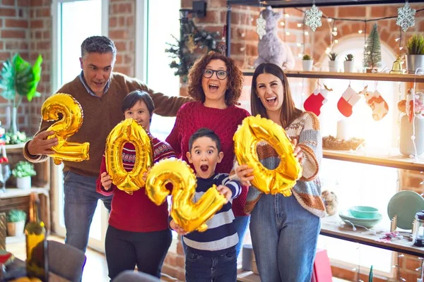 Bella Famiglia Sorridente Felice Fiducioso Piedi Posa Tenendo 2020 Palloncini — Foto Stock