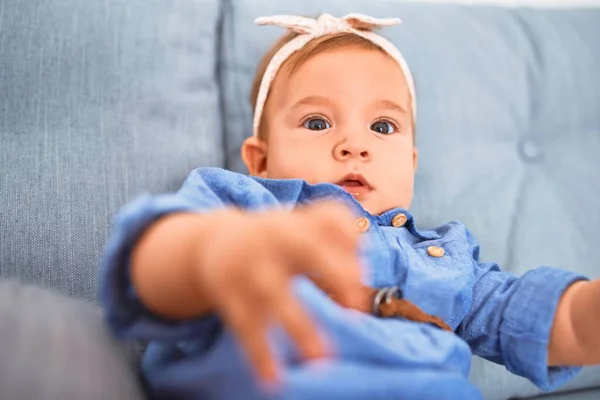 Schattige Baby Liggend Bank Thuis Pasgeboren Ontspannen Rusten Comfortabel — Stockfoto