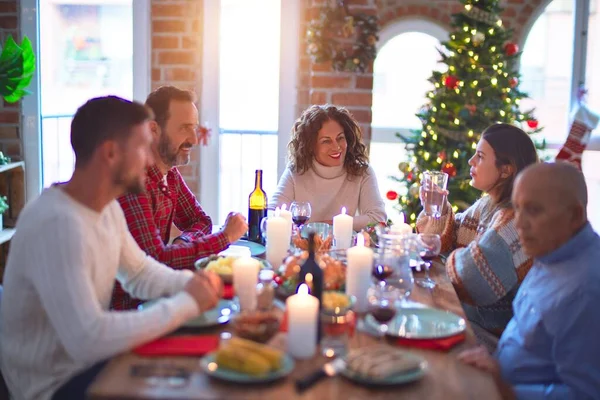 Schöne Familie Lächelt Glücklich Und Zuversichtlich Putenbraten Essen Und Weihnachten — Stockfoto