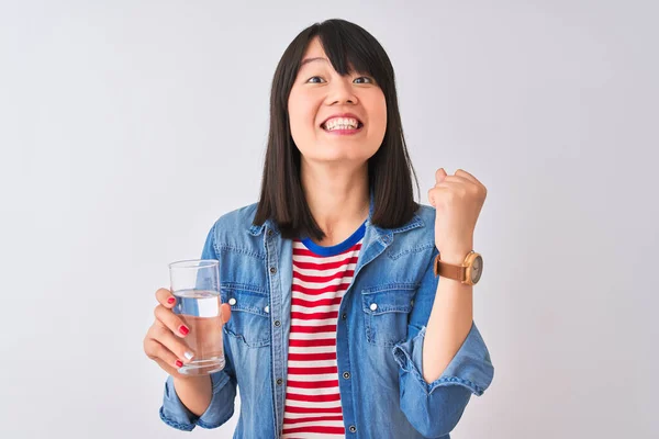 Νεαρή Όμορφη Κινέζα Που Κρατάει Ένα Ποτήρι Νερό Πάνω Από — Φωτογραφία Αρχείου