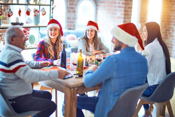 산타클로스 모자를 행복하고 자신감 미소짓는 아름다운 집에서 크리스마스를 축하하며 칠면조를 — 스톡 사진