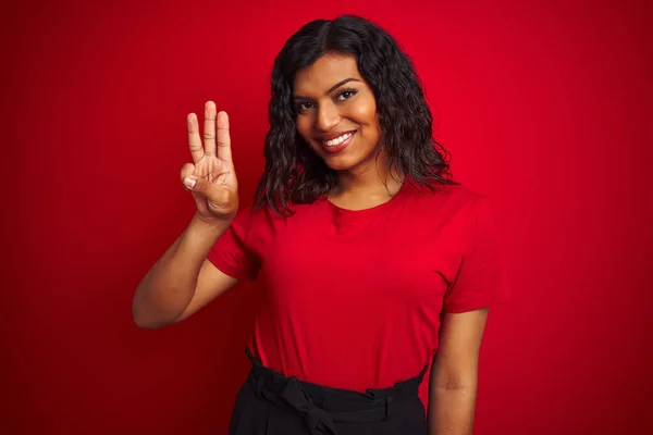 Hermosa Transexual Transexual Mujer Usando Camiseta Sobre Fondo Rojo Aislado — Foto de Stock