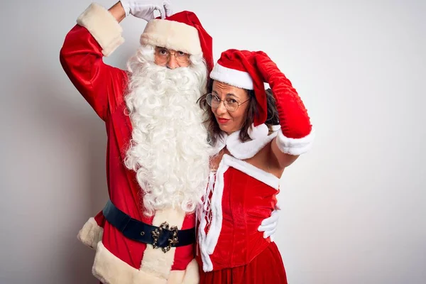 Paar Mittleren Alters Weihnachtsmannkostüm Das Sich Vor Isoliertem Weißen Hintergrund — Stockfoto