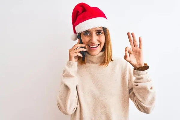 Hermosa Mujer Pelirroja Con Sombrero Navidad Hablando Teléfono Inteligente Haciendo —  Fotos de Stock