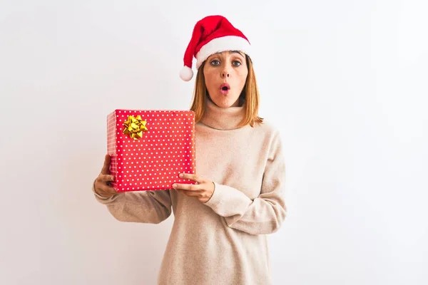 Hermosa Pelirroja Vestida Con Sombrero Navidad Sosteniendo Presente Sobre Fondo — Foto de Stock