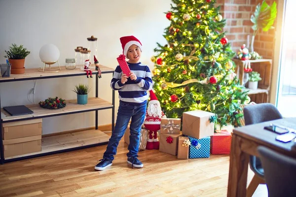 Adorable Niño Sonriendo Feliz Confiado Pie Usando Sombrero Santa Claus —  Fotos de Stock
