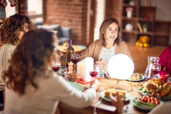 Bellissimo Gruppo Donne Sorridenti Felici Fiduciosi Mangiare Tacchino Arrosto Festeggiare — Foto Stock