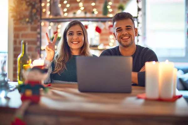 Junges Schönes Paar Sitzt Mit Laptop Rund Weihnachtsdekoration Hause Zeigt — Stockfoto