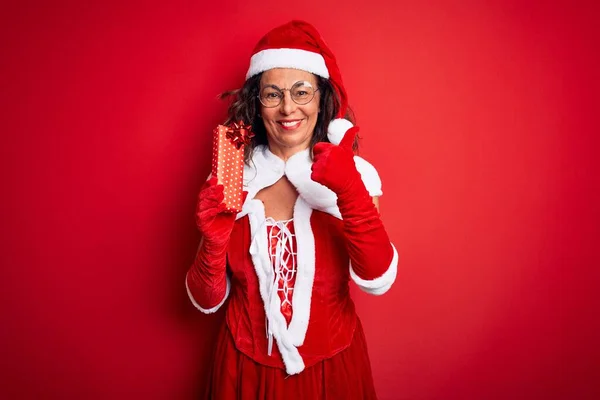 Senior Γυναίκα Φορώντας Κοστούμι Άγιος Βασίλης Κρατώντας Χριστουγεννιάτικο Δώρο Πάνω — Φωτογραφία Αρχείου