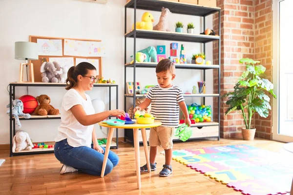 Prachtige Peuter Jongen Zittend Puzzel Spelen Met Plastic Borden Groenten — Stockfoto