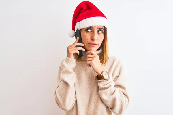 Krásná Zrzka Žena Nosí Vánoční Klobouk Mluví Smartphone Vážný Obličej — Stock fotografie