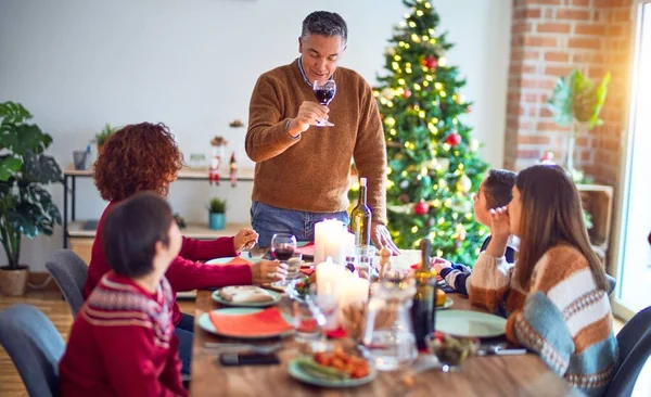 Schöne Familie Lächelt Glücklich Und Zuversichtlich Einer Von Ihnen Steht — Stockfoto