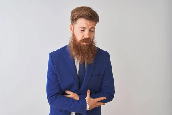 Joven Empresario Irlandés Pelirrojo Vistiendo Traje Pie Sobre Fondo Blanco — Foto de Stock