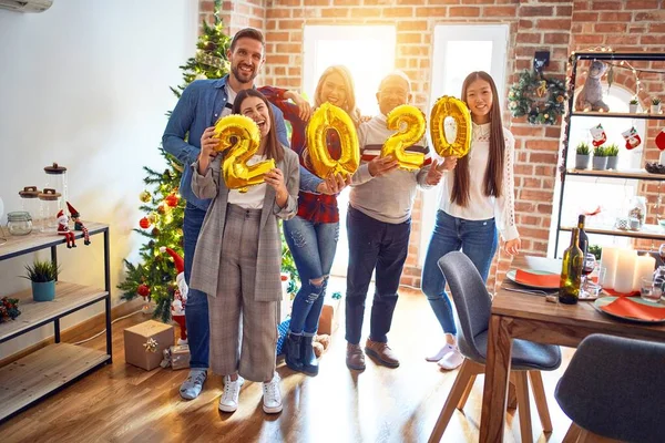 Bella Famiglia Sorridente Felice Fiducioso Piedi Posa Con Albero Che — Foto Stock