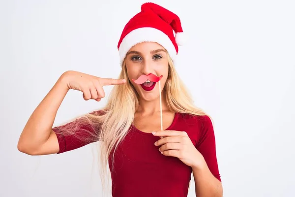 头戴圣诞圣诞圣诞礼帽 留着小胡子 披着孤立的白色背景的女人非常高兴地用手和手指指指点点 — 图库照片
