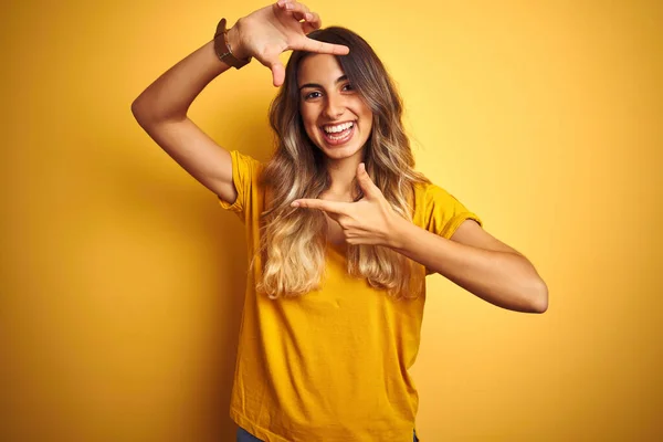 Mulher Bonita Nova Vestindo Shirt Sobre Fundo Isolado Amarelo Sorrindo — Fotografia de Stock