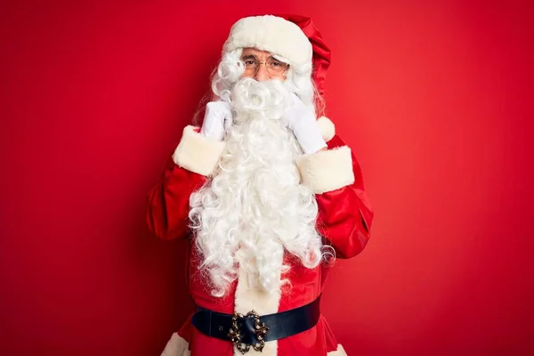 Gutaussehender Mann Mittleren Alters Weihnachtsmannkostüm Der Vor Isoliertem Roten Hintergrund — Stockfoto