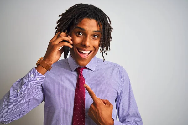 Empresário Afro Com Dreadlocks Falando Usando Smartphone Sobre Fundo Branco — Fotografia de Stock
