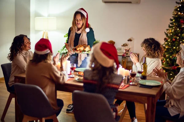 女性の美しいグループの幸せと自信を笑顔 自宅でクリスマスを祝うロースト七面鳥を表示 — ストック写真