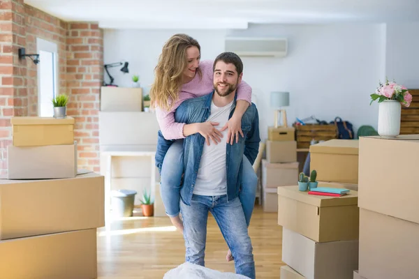 Pareja joven mudándose a una casa nueva — Foto de Stock