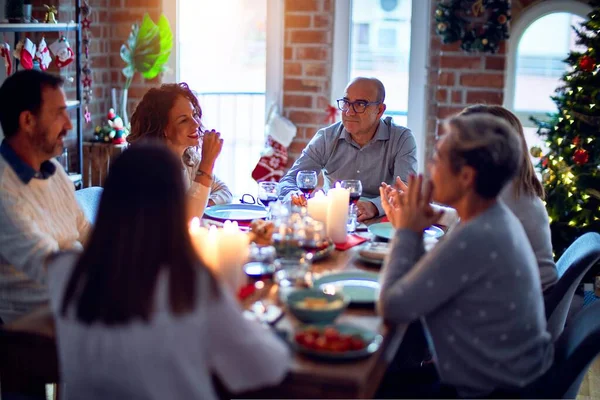 Aile Arkadaşlar Noel Arifesini Geleneksel Yemek Dekorasyonla Birlikte Evde Yemek — Stok fotoğraf