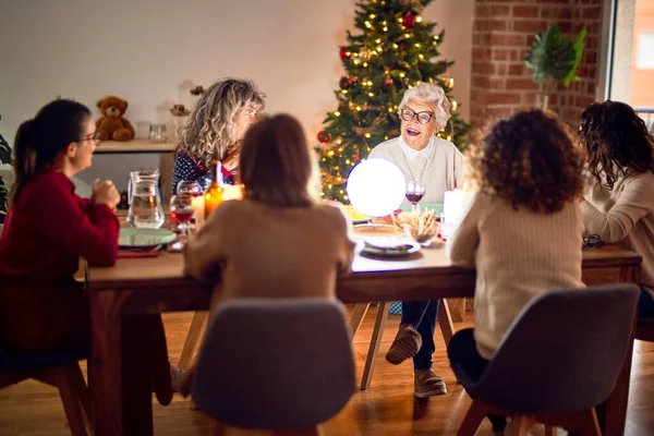 행복하고 자신감 아름다운 무리의 여성들 집에서 크리스마스를 축하하며 칠면조를 — 스톡 사진