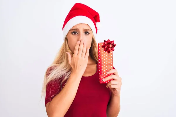 Vacker Kvinna Bär Jul Santa Hatt Hålla Gåva Över Isolerad — Stockfoto