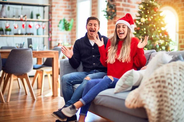 Ein Junges Paar Mit Weihnachtsmannmütze Sitzt Hause Auf Dem Sofa — Stockfoto