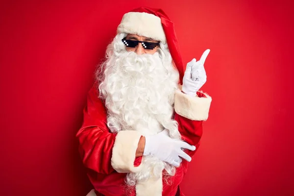 Homem Meia Idade Vestindo Traje Papai Noel Óculos Sol Sobre — Fotografia de Stock