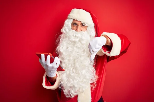 Чоловік Середнього Віку Одягнений Костюм Санта Клауса Планшетом Над Ізольованим — стокове фото