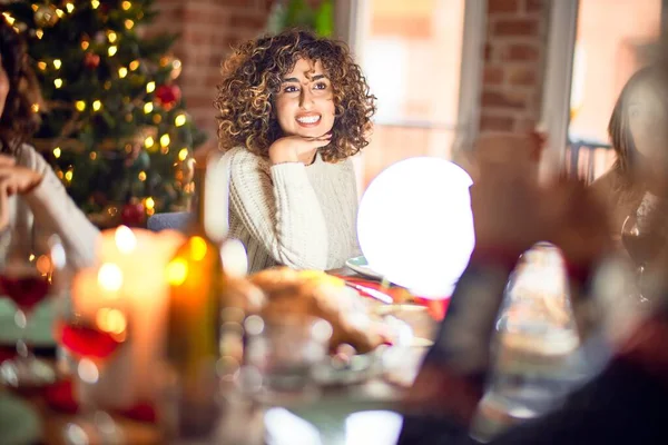 Mooie Groep Vrouwen Die Blij Zelfverzekerd Glimlachen Geroosterde Kalkoen Eten — Stockfoto