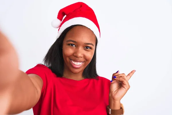 年轻的非洲裔美国女人头戴圣诞礼帽 在与世隔绝的背景下自私自利 很高兴手指手画脚地指指点着身边 — 图库照片