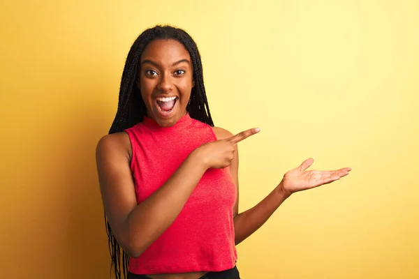 Mujer Afroamericana Vistiendo Una Camiseta Casual Roja Pie Sobre Fondo —  Fotos de Stock