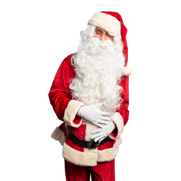 中年英俊男子穿着圣诞老人的服装 留着胡子 双手托着肚子站着 因为消化不良 痛苦不堪 阿切概念 — 图库照片