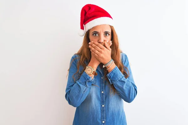 Joven Hermosa Pelirroja Con Sombrero Navidad Sobre Fondo Aislado Impactado — Foto de Stock