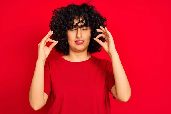 Mujer Árabe Joven Con Pelo Rizado Con Camiseta Casual Sobre —  Fotos de Stock