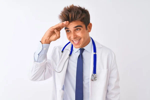 Joven Médico Guapo Con Estetoscopio Sobre Fondo Blanco Aislado Muy — Foto de Stock