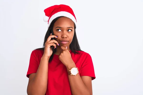 Jovem Afro Americana Vestindo Chapéu Natal Falando Smartphone Rosto Sério — Fotografia de Stock