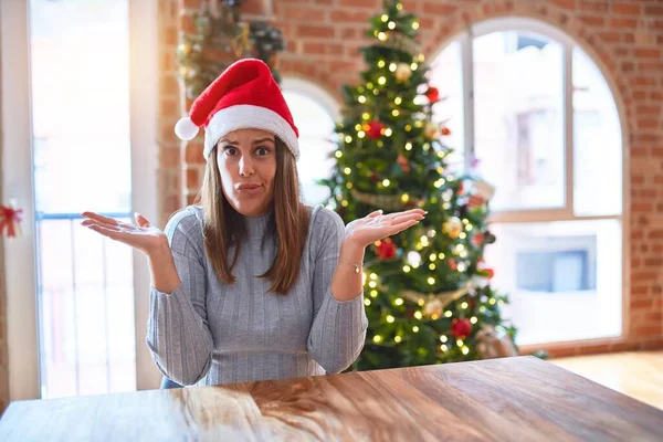 Mladá Krásná Žena Santa Claus Klobouk Stolu Doma Kolem Vánoční — Stock fotografie