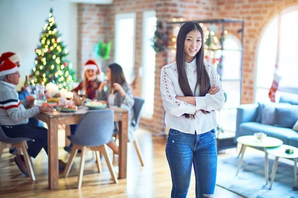 Joven Hermosa Mujer China Sonriendo Feliz Confiado Pie Con Sonrisa —  Fotos de Stock