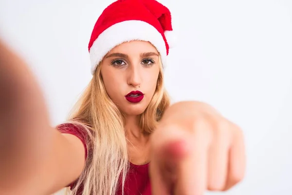 Γυναίκα Φορώντας Χριστούγεννα Σάντα Καπέλο Κάνει Selfie Κάμερα Πάνω Από — Φωτογραφία Αρχείου
