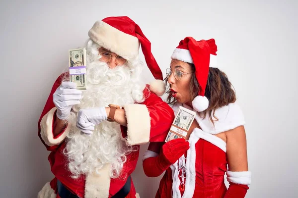 Senior Par Bär Santa Claus Kostym Hålla Dollar Över Isolerad — Stockfoto