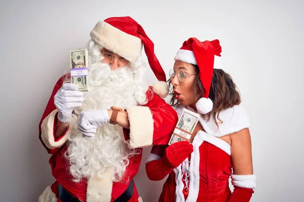 Casal Sênior Vestindo Traje Papai Noel Segurando Dólares Sobre Fundo — Fotografia de Stock