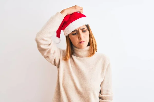 Hermosa Mujer Pelirroja Con Sombrero Navidad Sobre Fondo Aislado Confundir — Foto de Stock