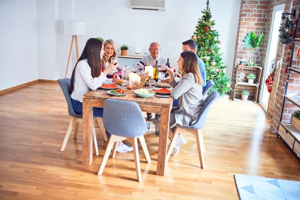 Mooie Familie Bijeenkomst Glimlachend Gelukkig Vol Vertrouwen Geroosterde Kalkoen Eten — Stockfoto