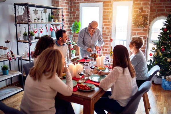 Család Barátok Otthon Vacsoráznak Hagyományos Ételekkel Dekorációval Ünneplik Karácsonyt Pulykát — Stock Fotó