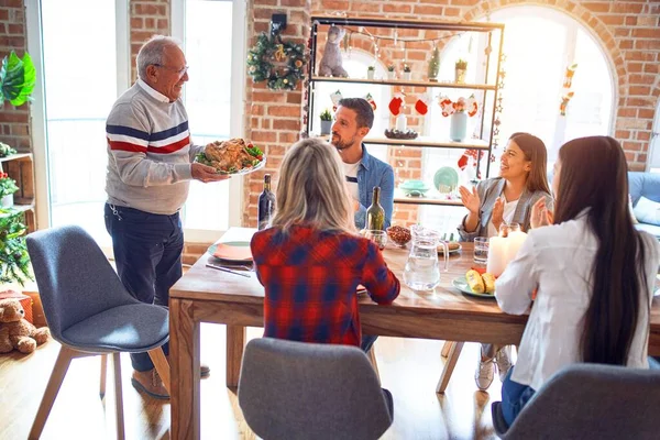 Hermosa Reunión Familiar Sonriendo Feliz Confiado Persona Pie Sosteniendo Pavo — Foto de Stock