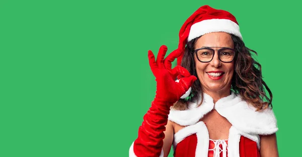 Medelålders Kvinna Bär Santa Claus Kostym Ler Positivt Gör Tecken — Stockfoto