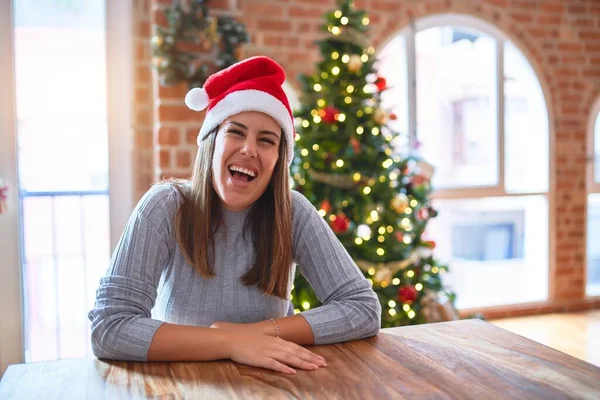 Jovem Mulher Bonita Vestindo Chapéu Papai Noel Mesa Casa Torno — Fotografia de Stock